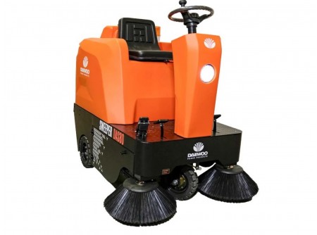 DAS80 - DAEWOO Ráülős seprőgép - Műszaki adatok:


	Seprési szélesség: 1250 mm
	Oldalkefe szélessége: 2*400 mm
	Üzemóra: 2-2,5 óra
	Léptetőmotor: 700 W
	Akkumulátorkapacitás: 48 V/ 65 Ah * 4 db
	Teljes tömeg: 396 kg
	Főkefe szélessége: 500 mm
	Munkateljesítmény: 6380 m2/h
	Szemétszállítási kapacitás: 80L
	Hengerkefe motor: 700 W
	Lépési sebesség: 0-10Km/h
	Termék mérete: 1600*1250*1300 mm

